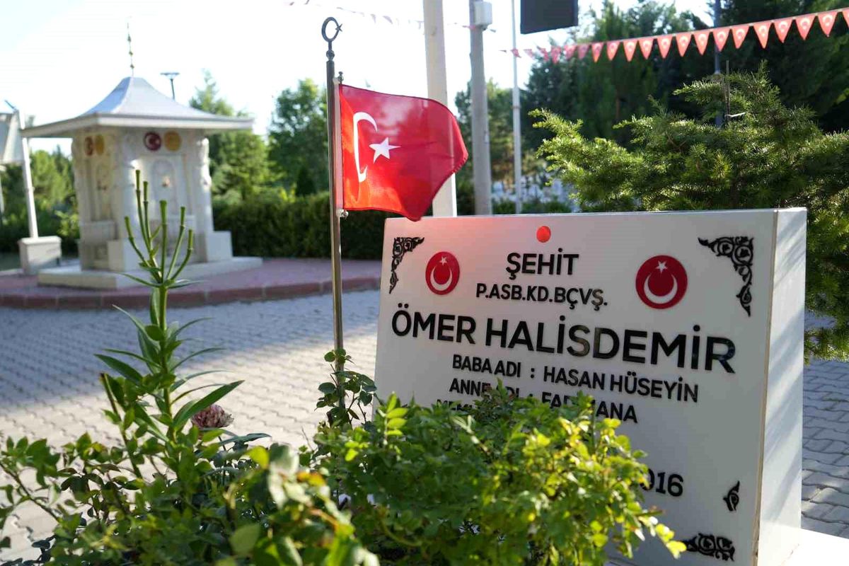 15 Temmuz\'da şehit Ömer Halisdemir kabri başında anıldı