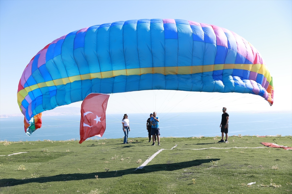 Van Gölü\'nde 15 Temmuz saygı uçuşu