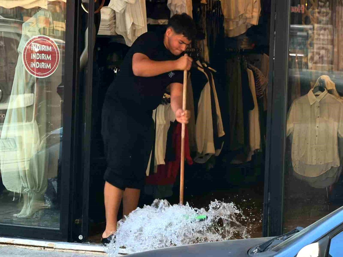 Yalova\'da su borusu patladı, 4 iş yerini su bastı