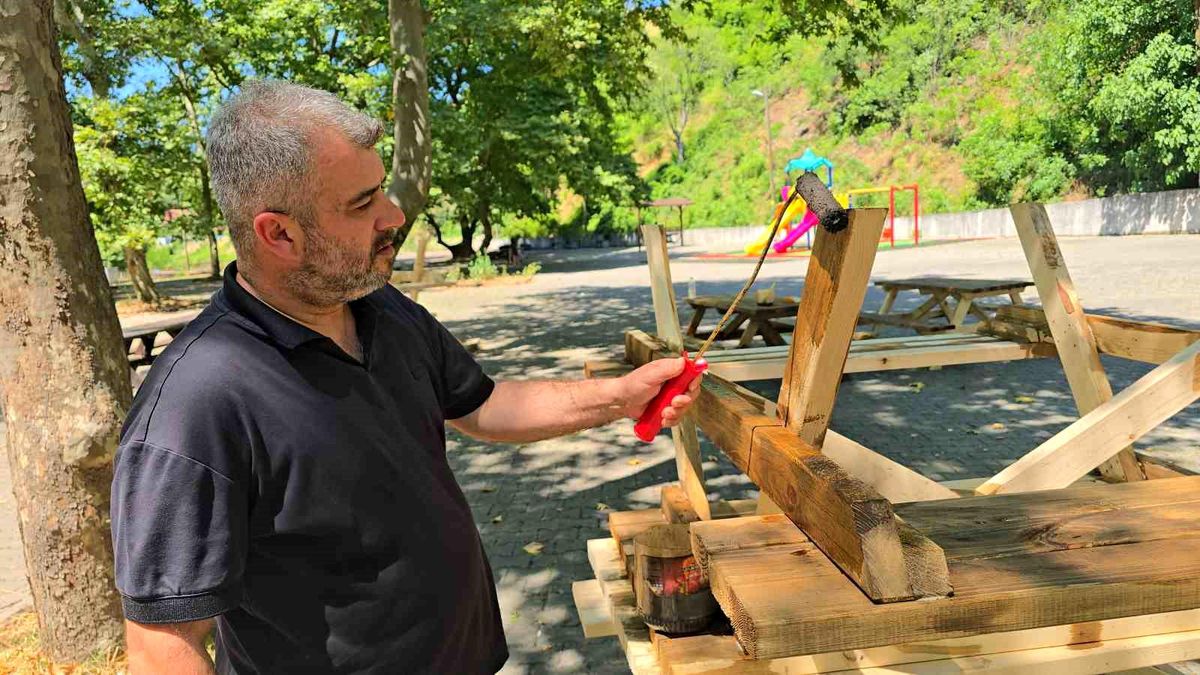 Yenice Belediye Başkanı Karakaş işçileri dinlendirdi, kendisi çalıştı