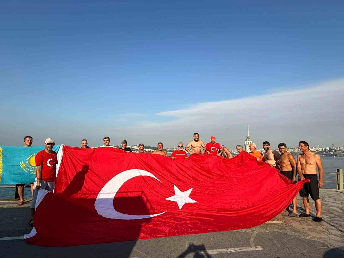 15 Temmuz anmasında Boğaz\'da bayraklı yüzüş
