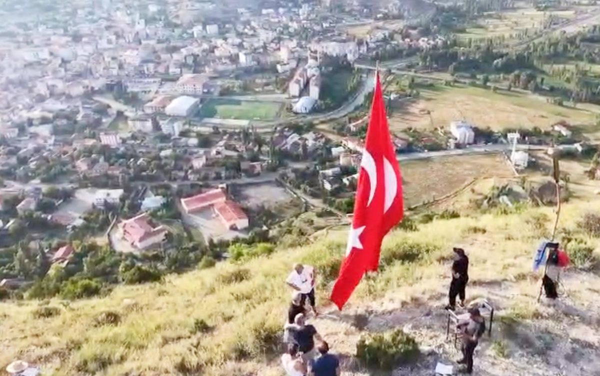 Oltu\'da gönüllüler Stare Dağı\'nın zirvesindeki bayrağı yeniledi