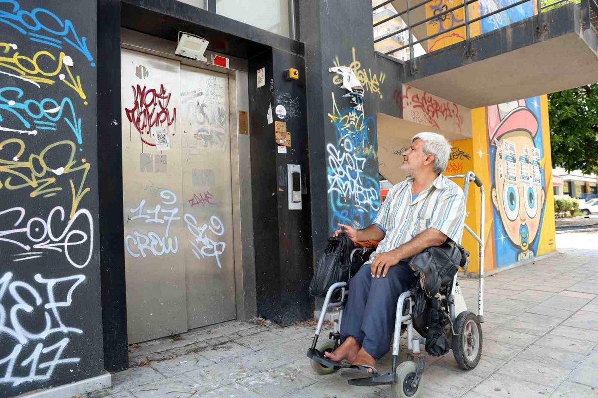 Adana\'da milyonluk üst geçitler çürümeye terk edildi