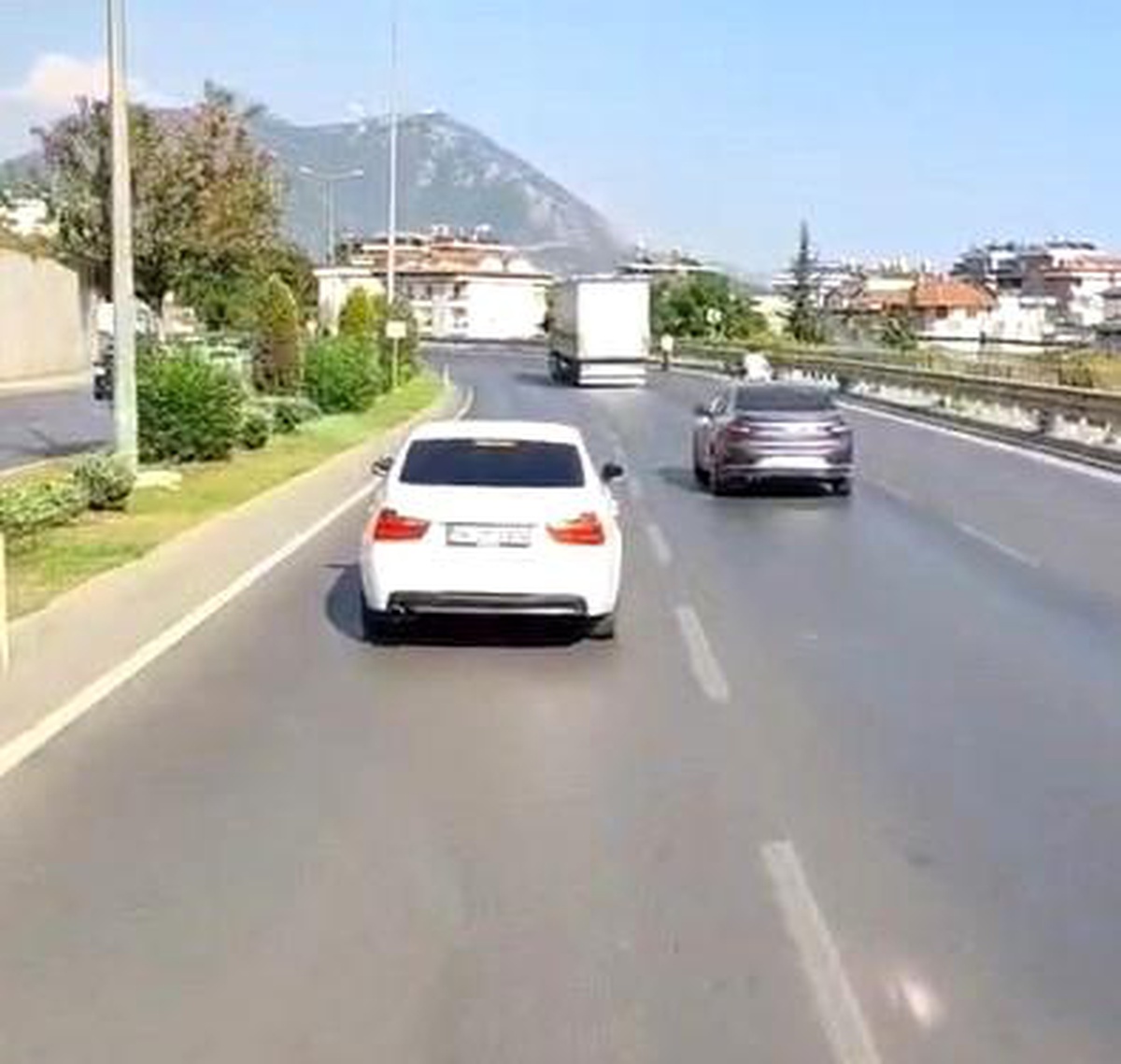 Alanya\'da İtfaiyeye Yol Vermeyen Sürücü Tepki Çekti