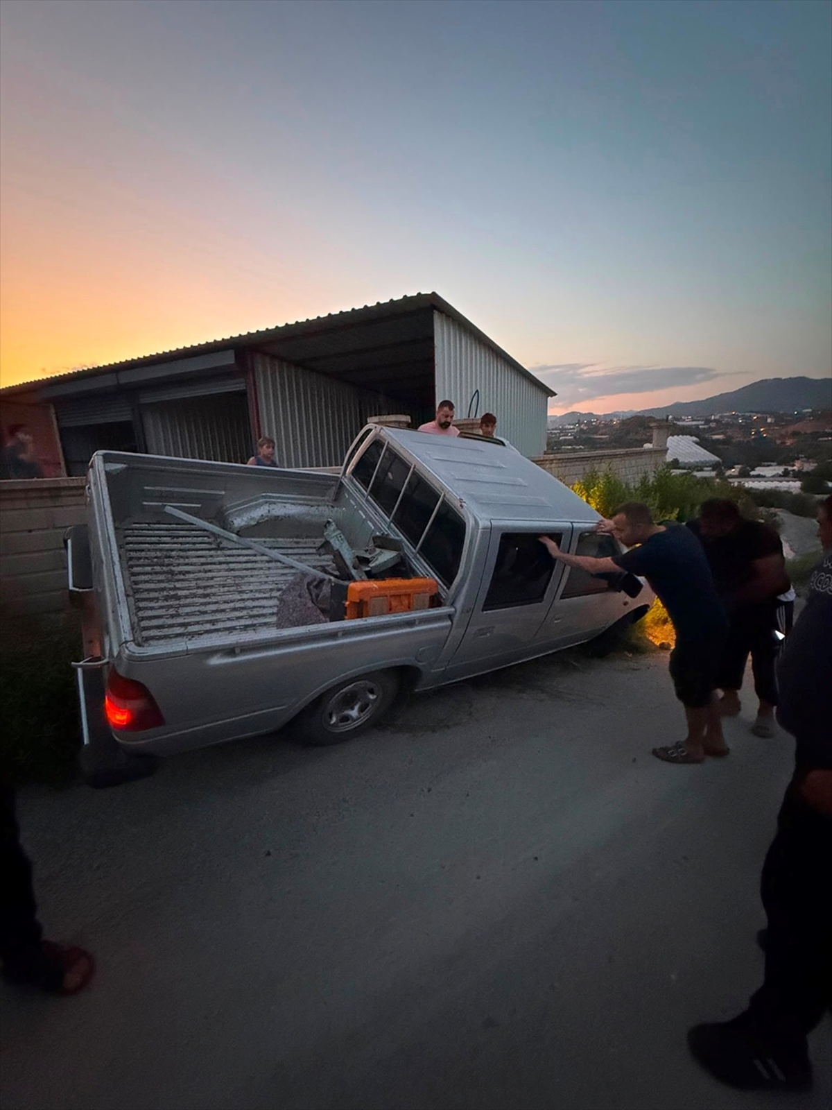 Alanya\'da Kamyonet ve Otomobil Çarpıştı: 2 Yaralı