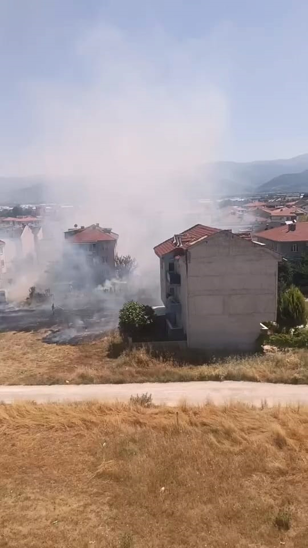 İnegöl\'de Anız Yangını: 20 Dönüm Zarar Gördü