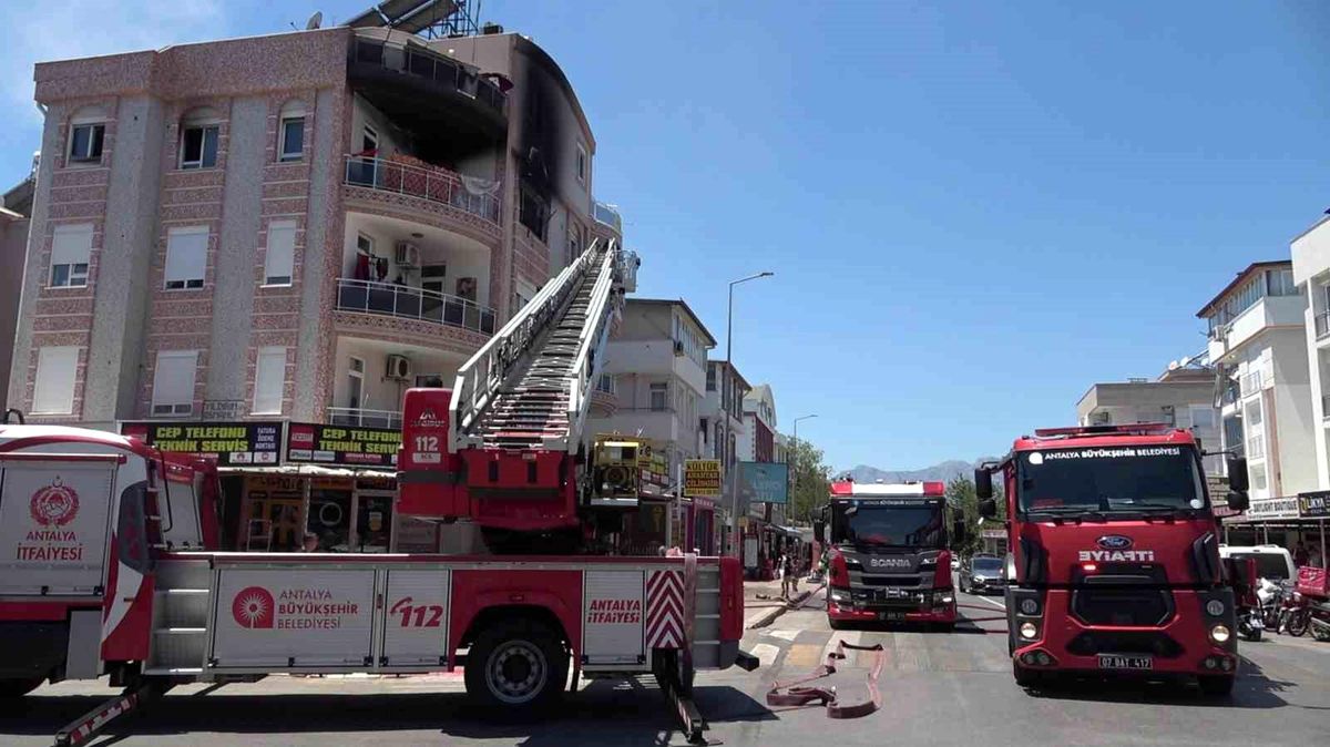 Antalya\'da dairede çıkan yangında 1\'i bebek 5 kişi dumandan etkilendi