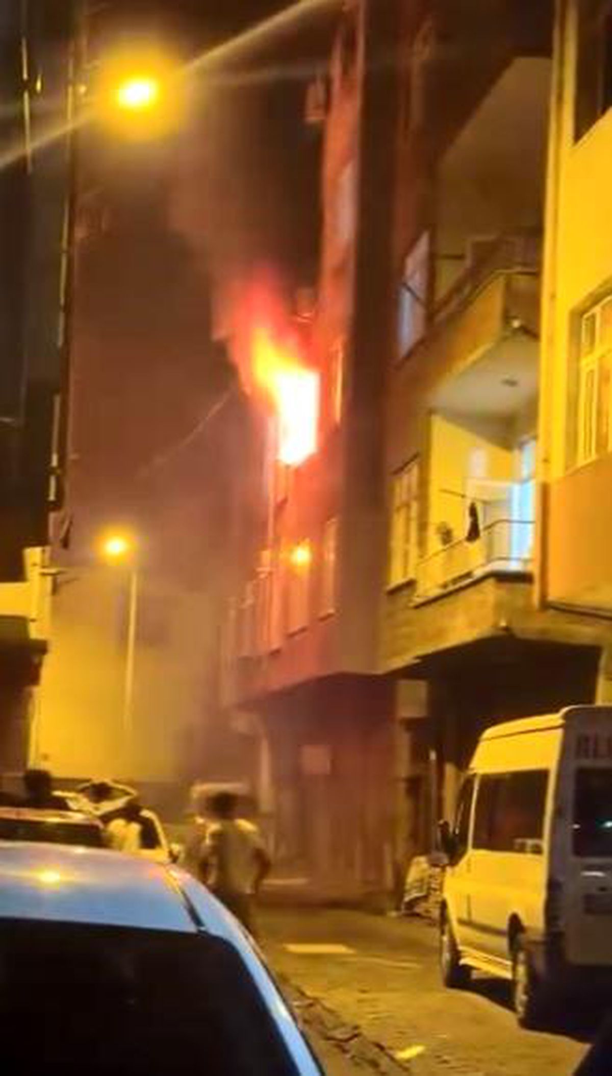 Artvin\'in Hopa ilçesinde ev yangını