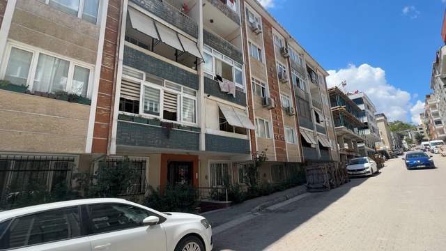 Avcılar'da kentsel dönüşüm isteyen daire sahibinden 14 saatlik oturma eylemi