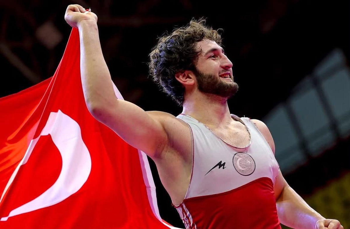 Şampiyon Güreşçi Coşkuyla Karşılandı