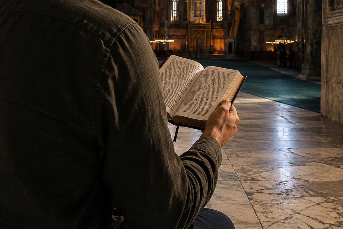 Ayasofya\'da yüksek sesle İncil okuyan turistler gözaltına alınıp sınır dışı edildi