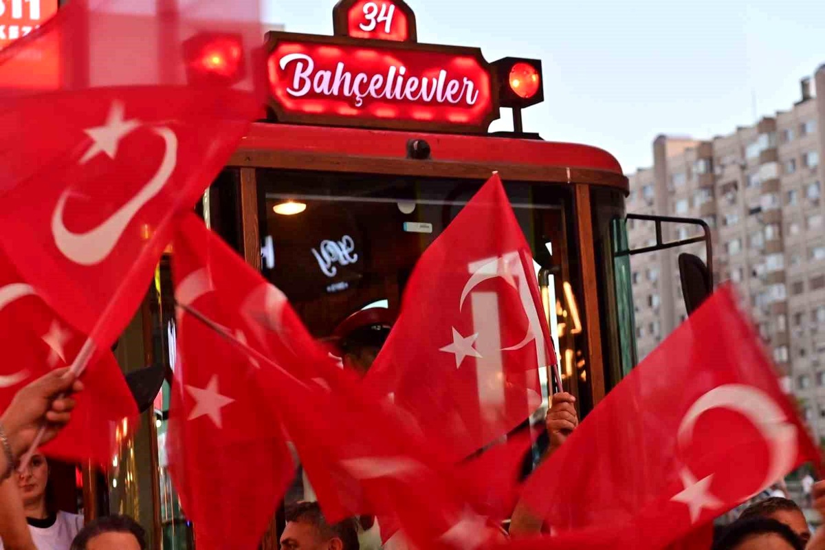 Bahçelievler\'de 100 metrelik bayrakla 15 Temmuz yürüyüşü
