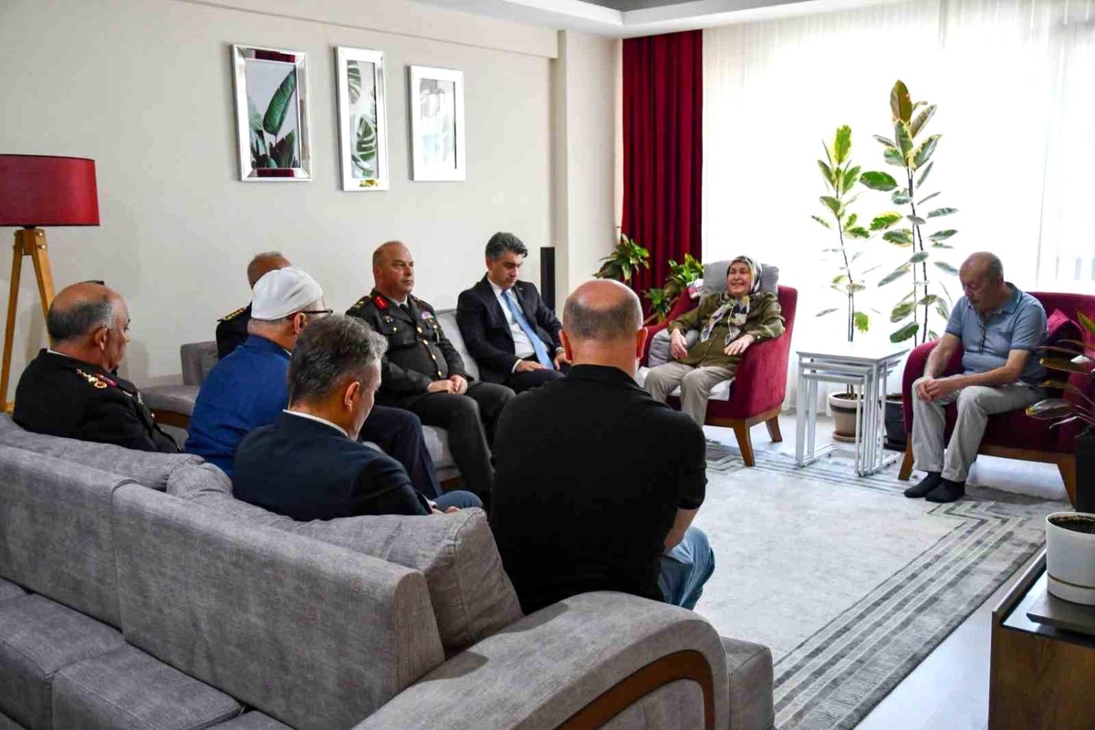 Bolu Valisi şehit polis ailesini ziyaret etti