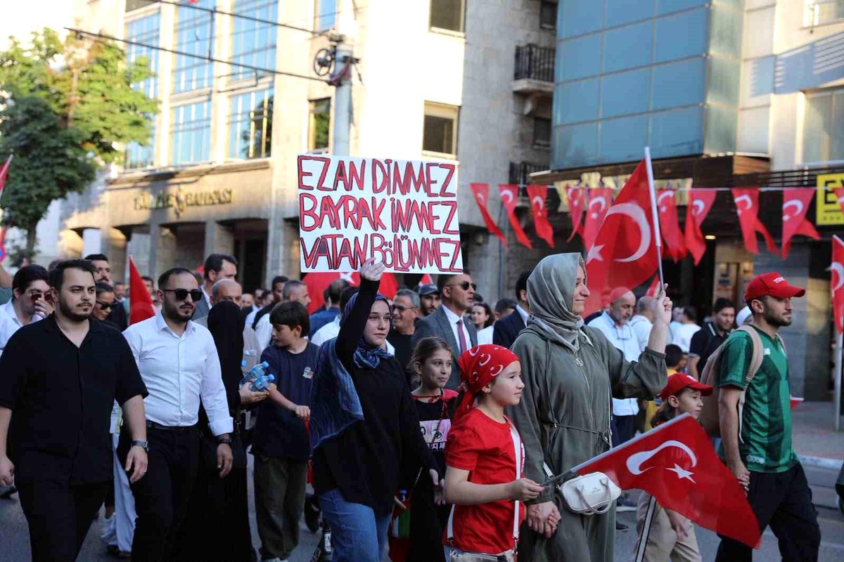 Bursa\'da 15 Temmuz Demokrasi ve Bayrak Yürüyüşü