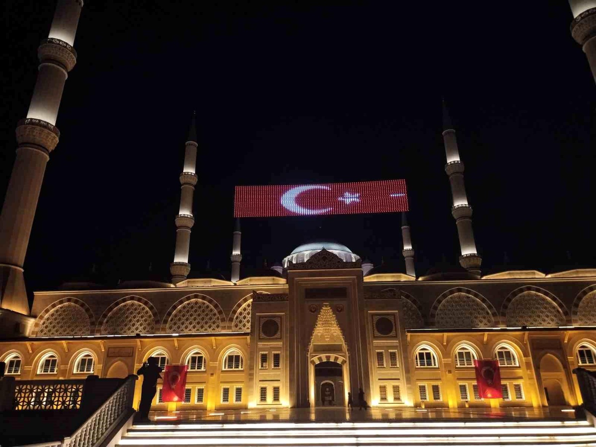 Çamlıca Camii\'nde 15 Temmuz selası