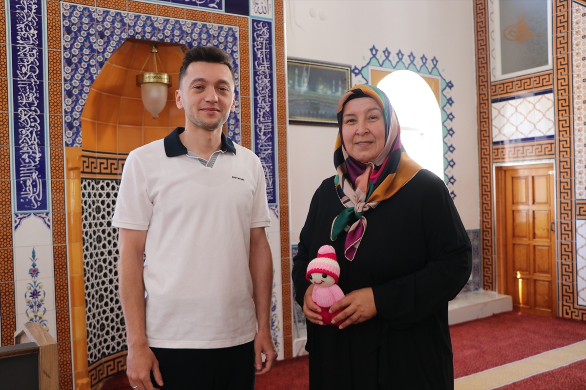 Zehra Bağcı\'dan Çocuklara Örgü Bebek Hediye