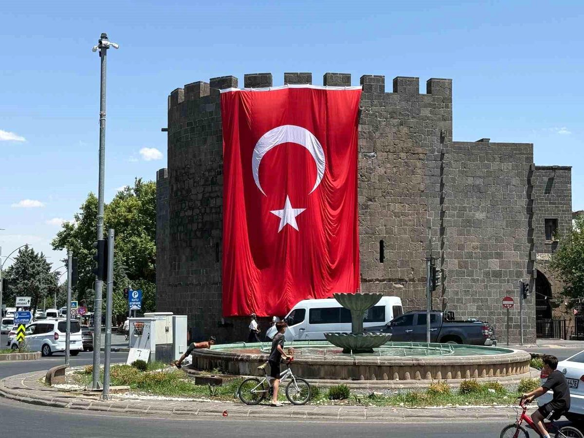 Diyarbakır Surlarına Dev Türk Bayrağı