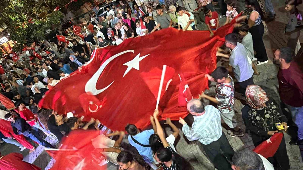 Edremit\'te 15 Temmuz ruhu coşkuyla yaşandı