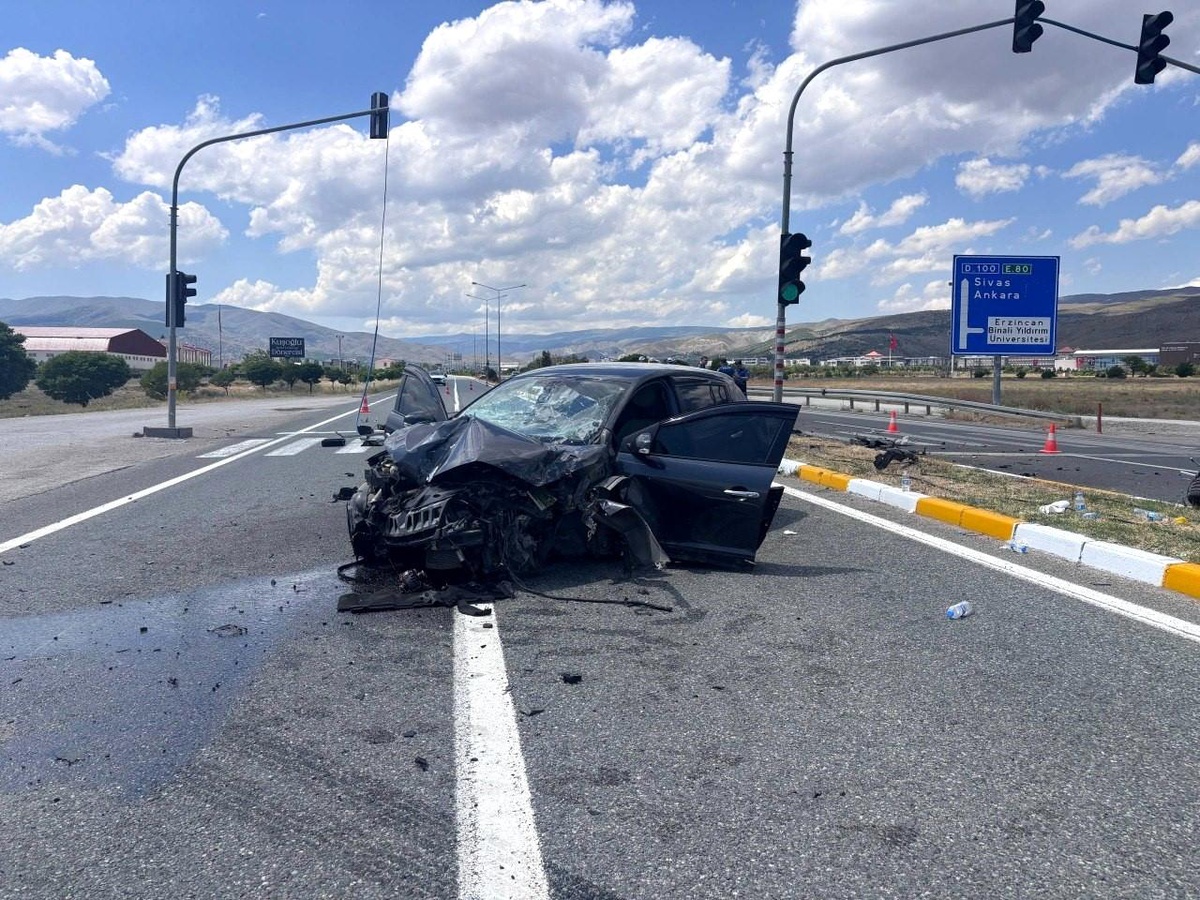 Erzincan\'da 5 kişinin yaralandığı trafik kazası kamerada