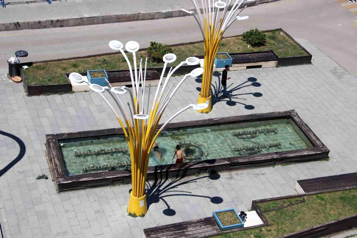 Erzurum\'da sıcaktan bunalan çocuklar süs havuzunda serinledi