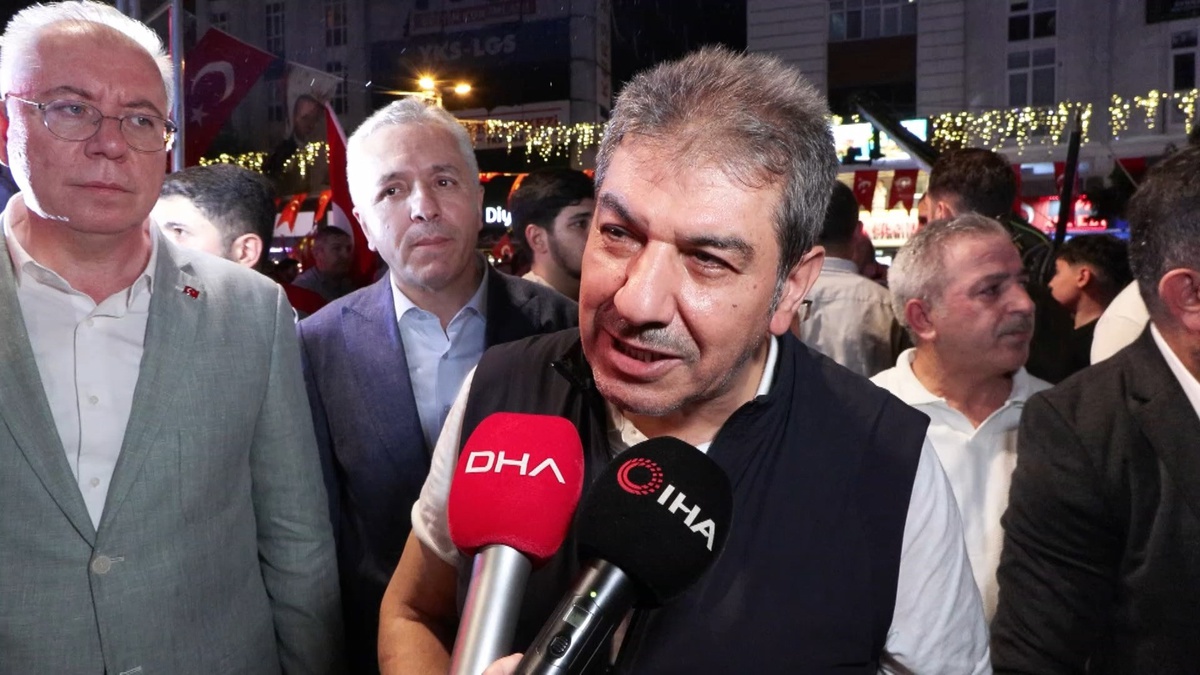 Esenler\'de 15 Temmuz Anması: 253 Metrelik Bayrak Yürüyüşü