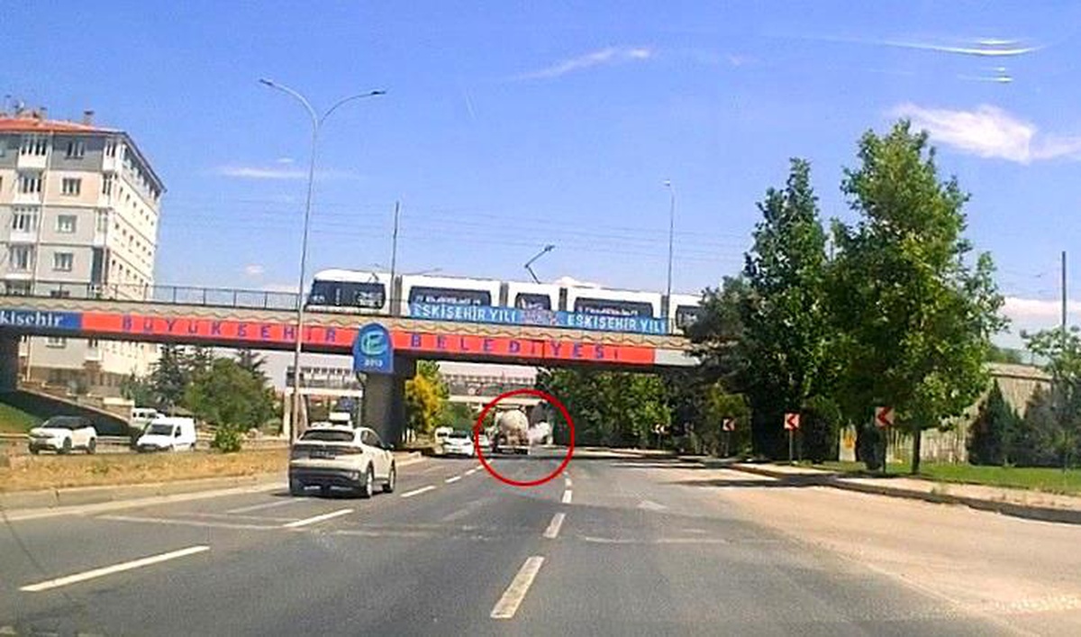 Eskişehir\'de Tanker Lastiği Patladı