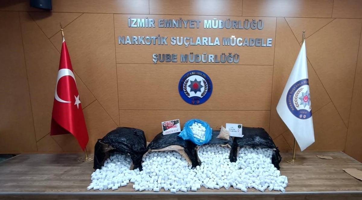 İzmir\'de Uyuşturucu Operasyonu: 3 Tutuklama