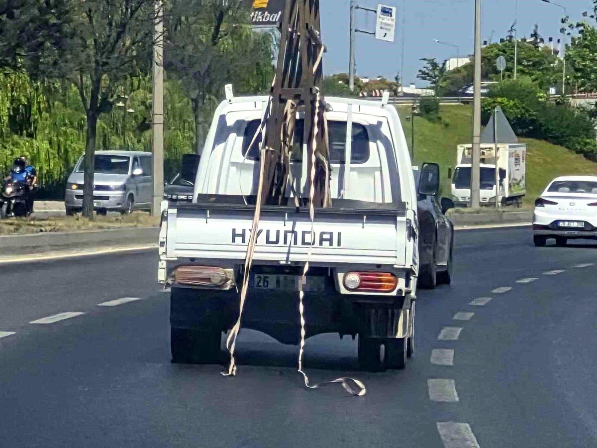Kamyonetin Tehlikeli Şeritleri Trafiği Kesintiye Uğrattı
