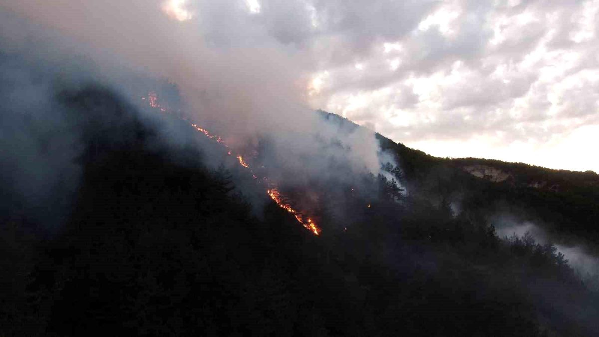 Kastamonu\'da Yangın: Ekipler Müdahaleye Devam Ediyor