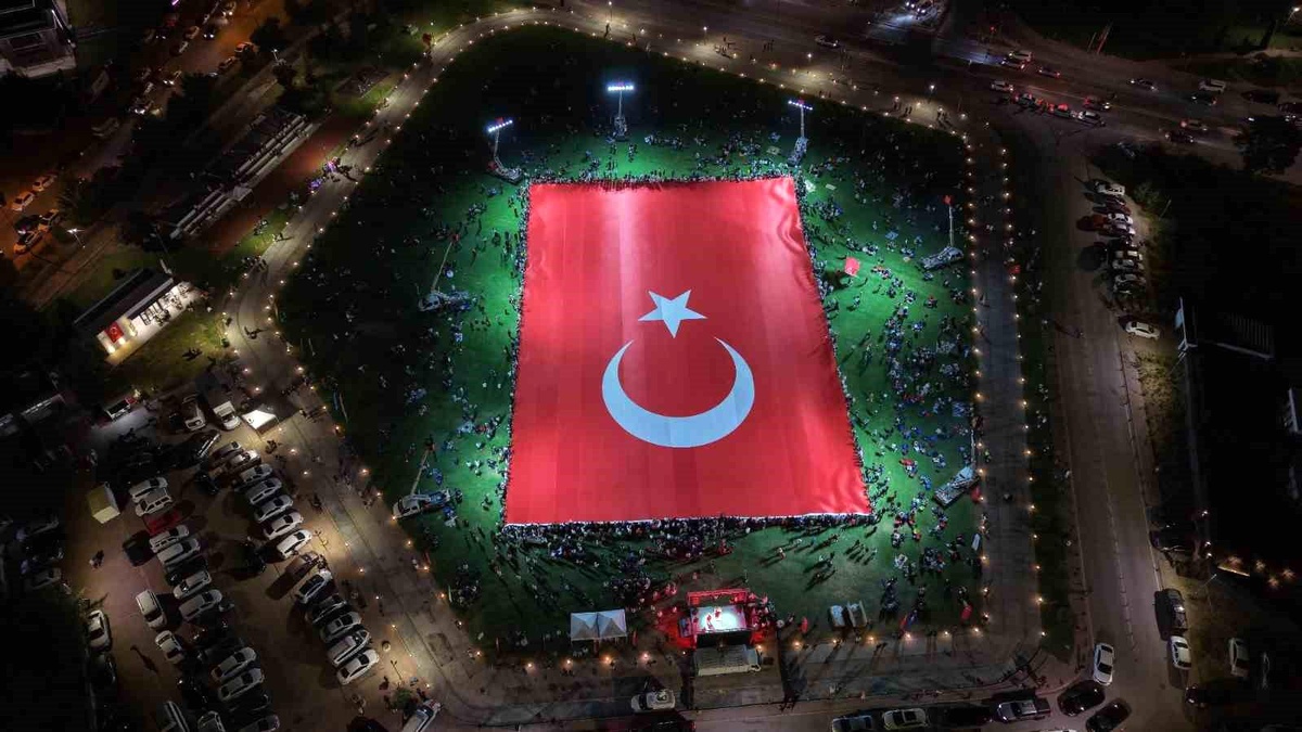 Kayseri\'de dünyanın en büyük Türk bayrağı açıldı