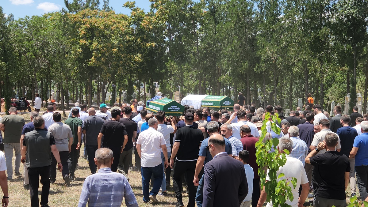 Konya\'da Kaldırıma Çıkan Taksinin Çarptığı Anne ve Kızı Toprağa Verildi
