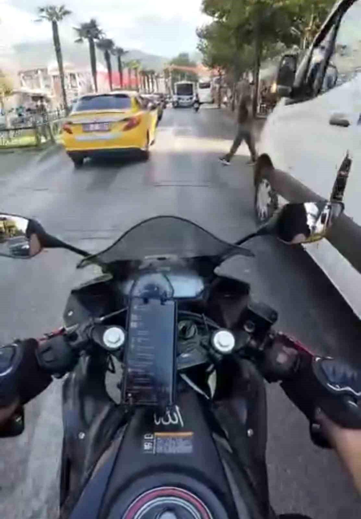 Bursa\'da Motosiklet Yaya Çarptı