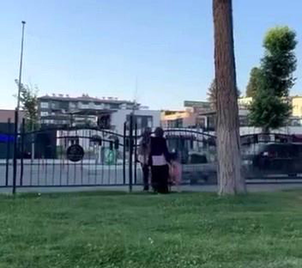 Yayalar Korkulukları Aşarak Trafiği Tehlikeye Atıyor