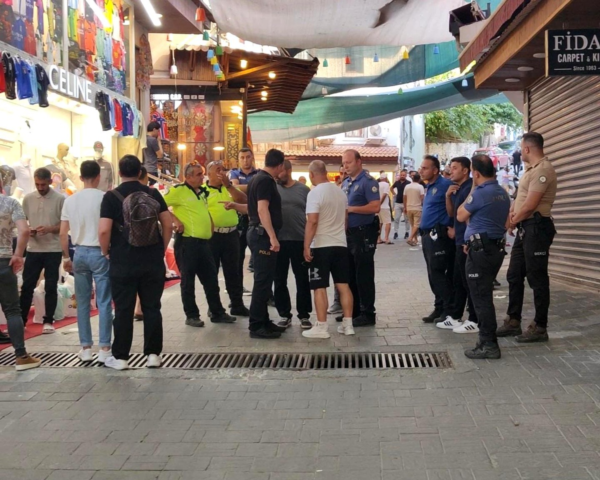 Kuşadası\'nda Müşteri Kapma Kavgası: 2 Yaralı, 2 Tutuklama
