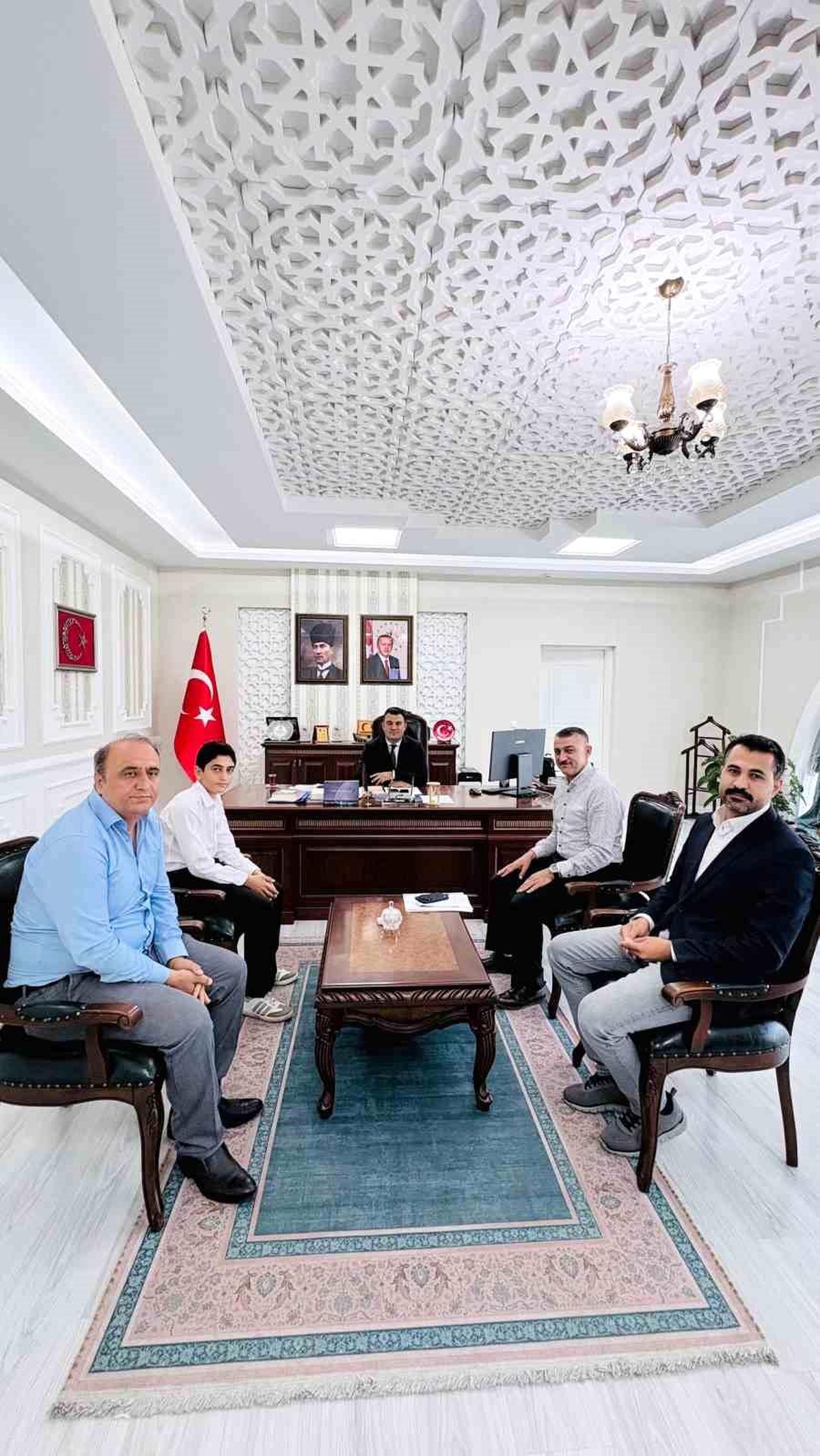 Ağrı LGS Birincisi Kaymakamdan Ödül Aldı