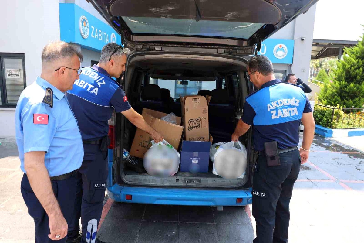 Mersin\'de zincir markette 135 tarihi geçmiş ürün ele geçirildi