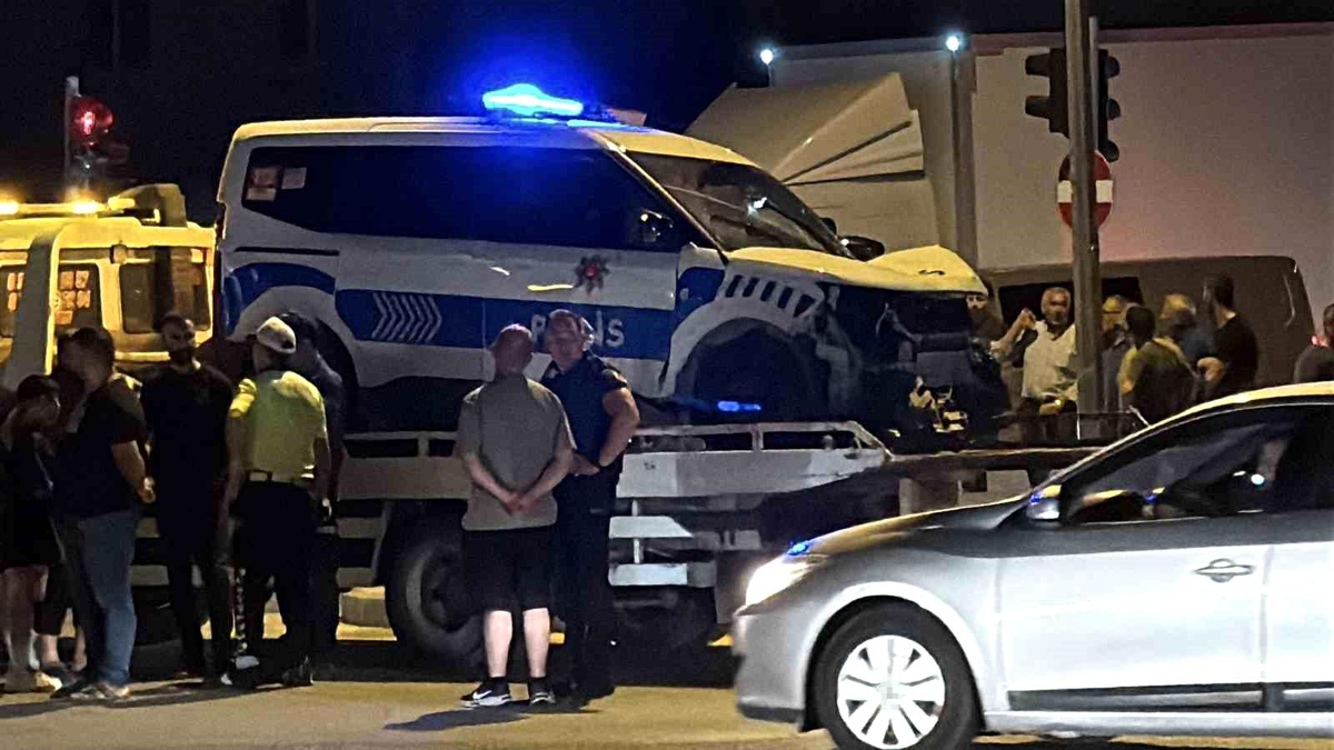 Eskişehir\'de Polis Aracı Kaza Yaptı