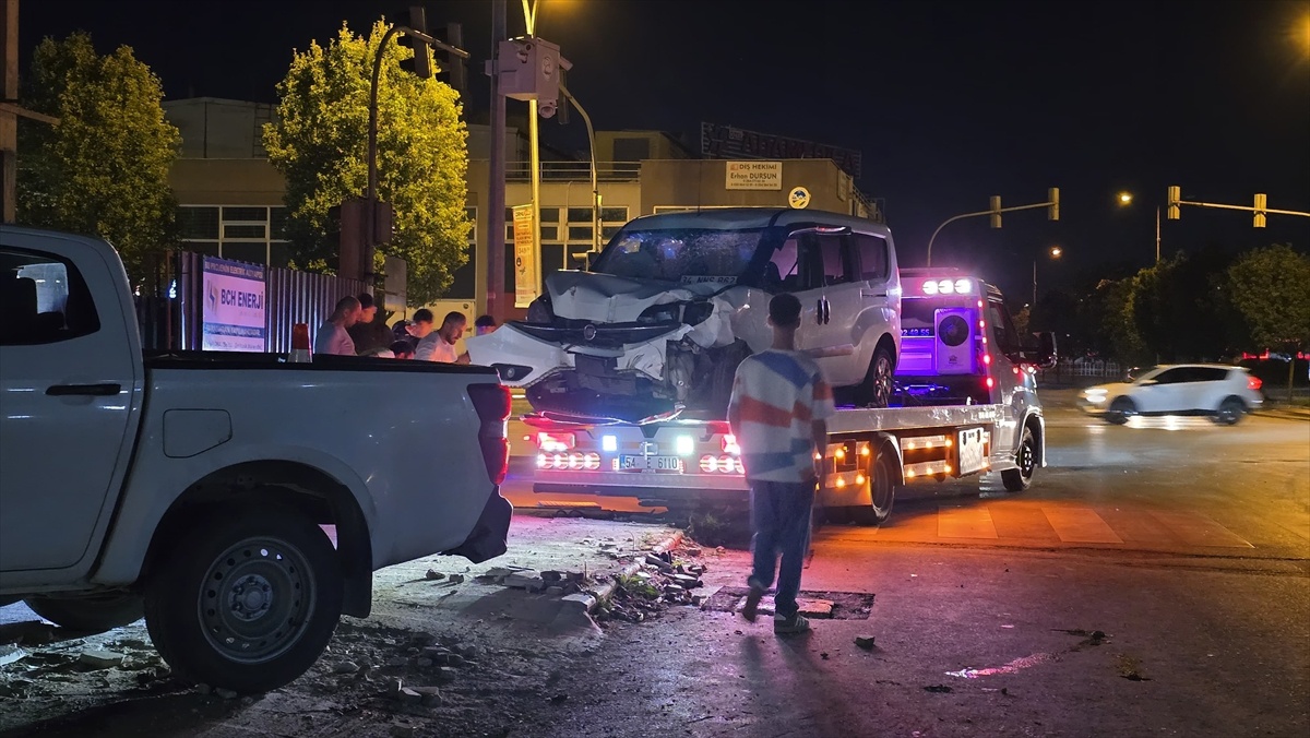 Adapazarı\'nda Trafik Kazası: 1 Ölü, 3 Yaralı