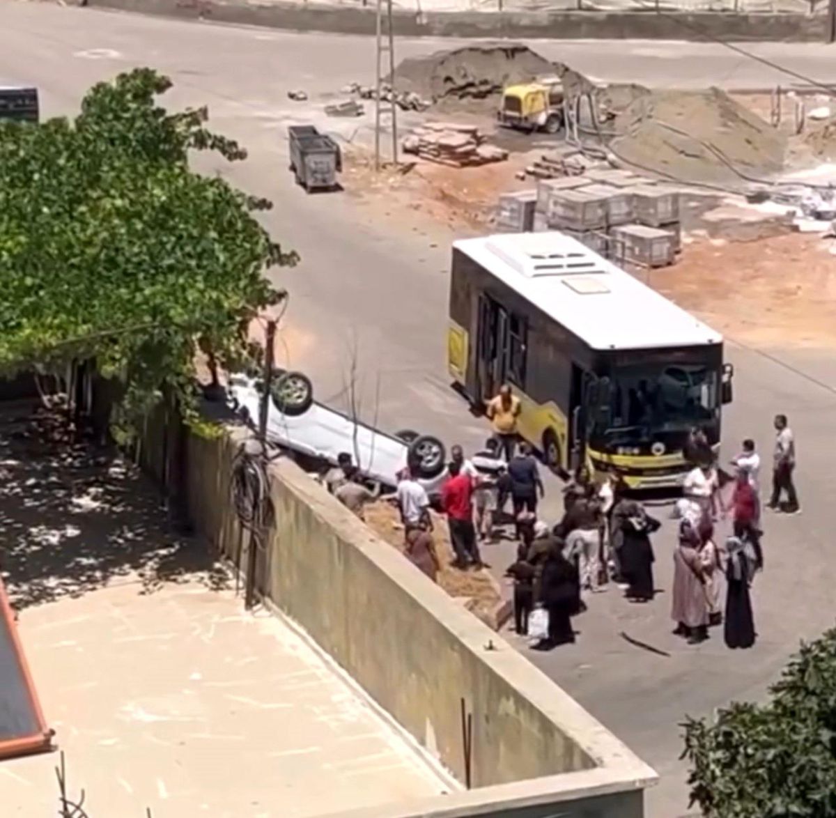 Siirt\'te belediye otobüsü ile hafif ticari araç çarpıştı: 1 yaralı