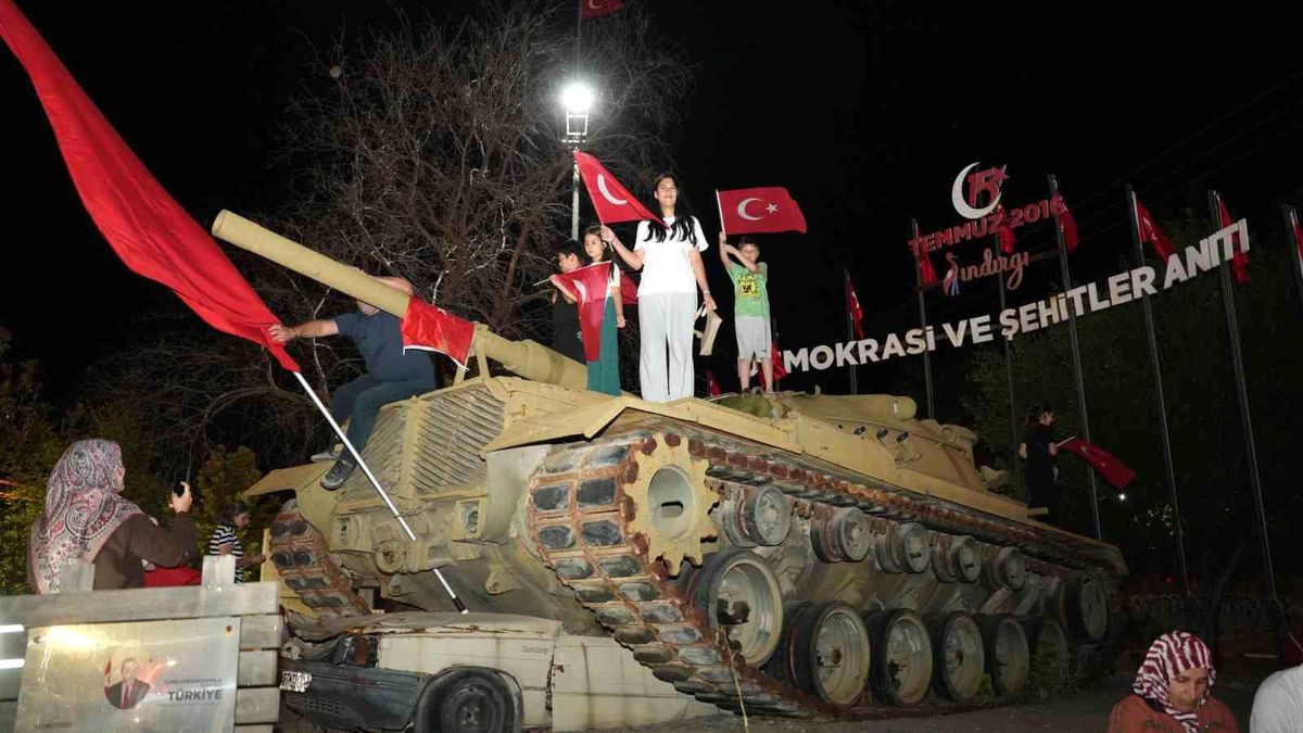 Sındırgı’da 15 Temmuz kortej yürüyüşü