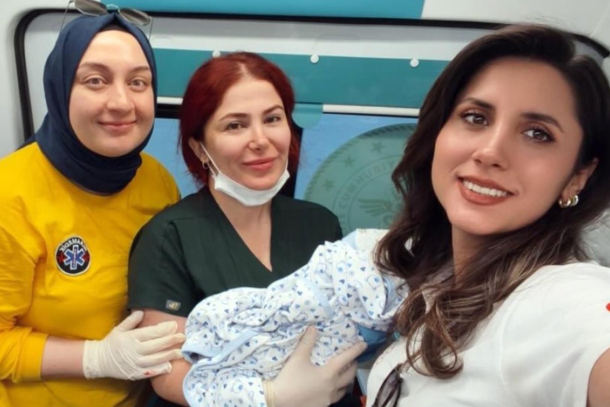 Hastaneye sevk edilen hamile kadın ambulansta doğum yaptı
