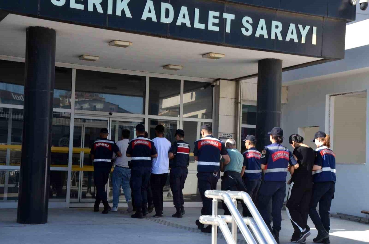 Antalya\'da Sosyal Medya Dolandırıcıları Yakalandı