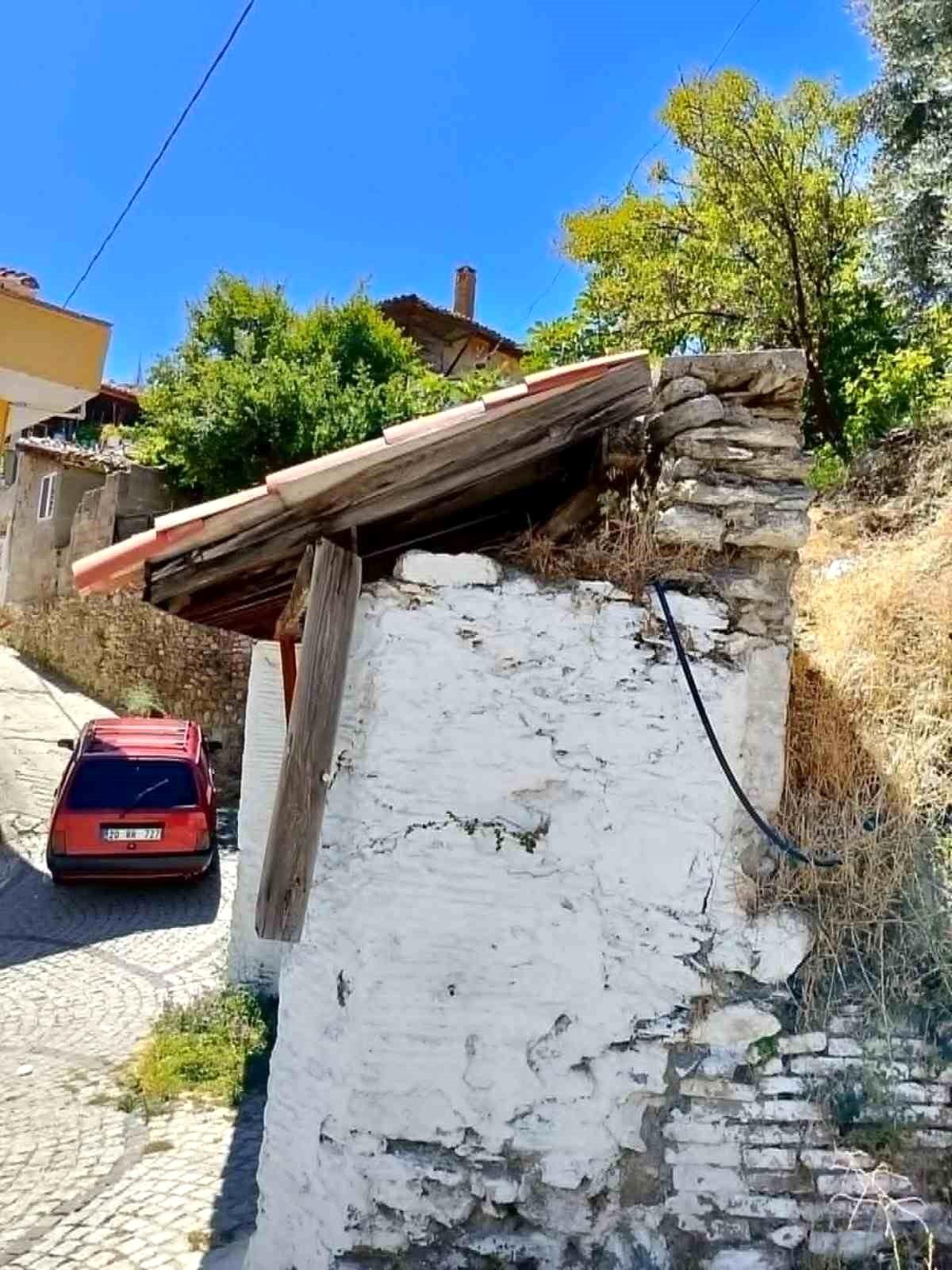 Tarihi Çeşme Çökme Tehlikesiyle Karşı Karşıya