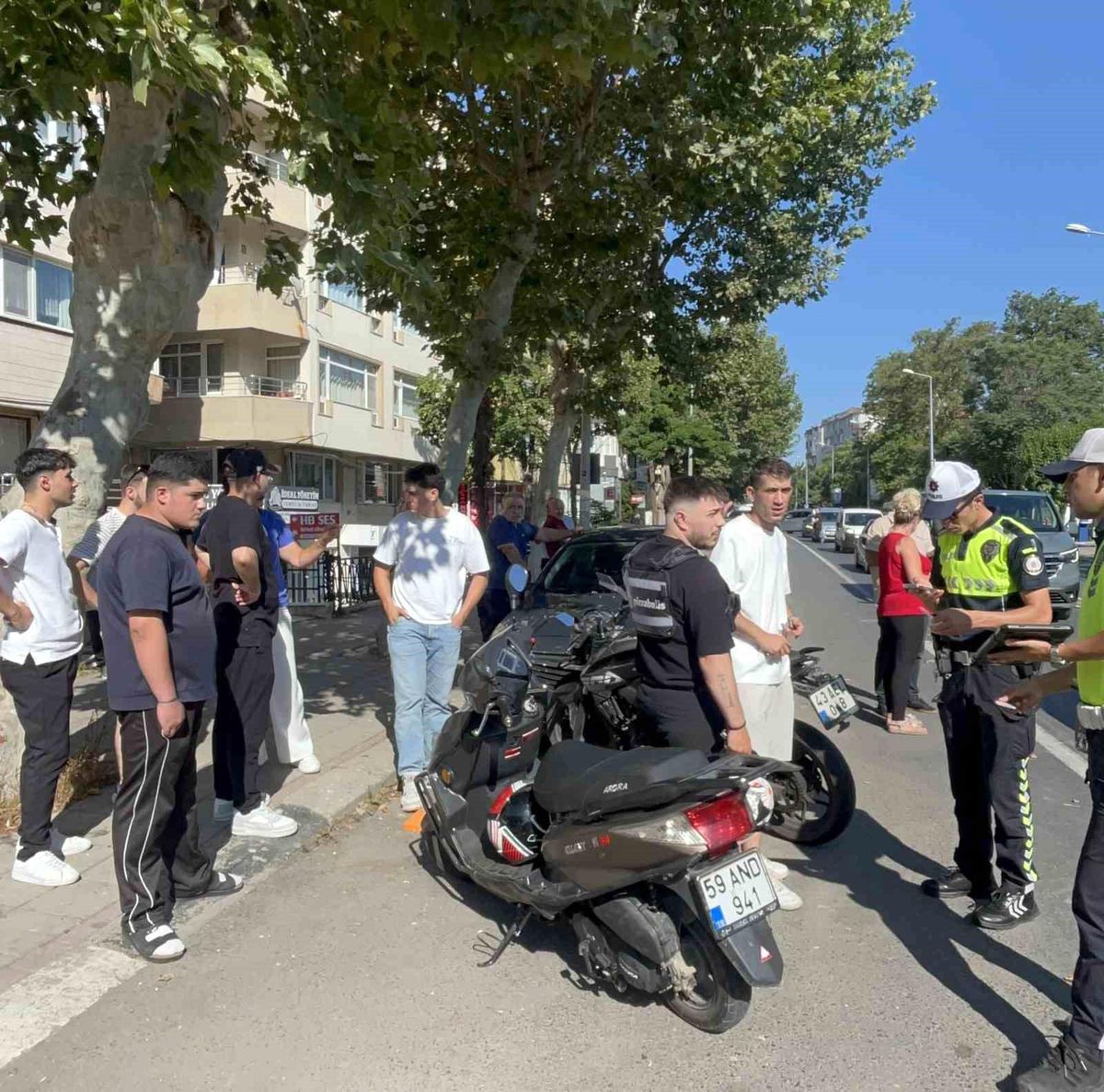 Çorlu\'da Motosiklet ile Otomobil Çarpıştı