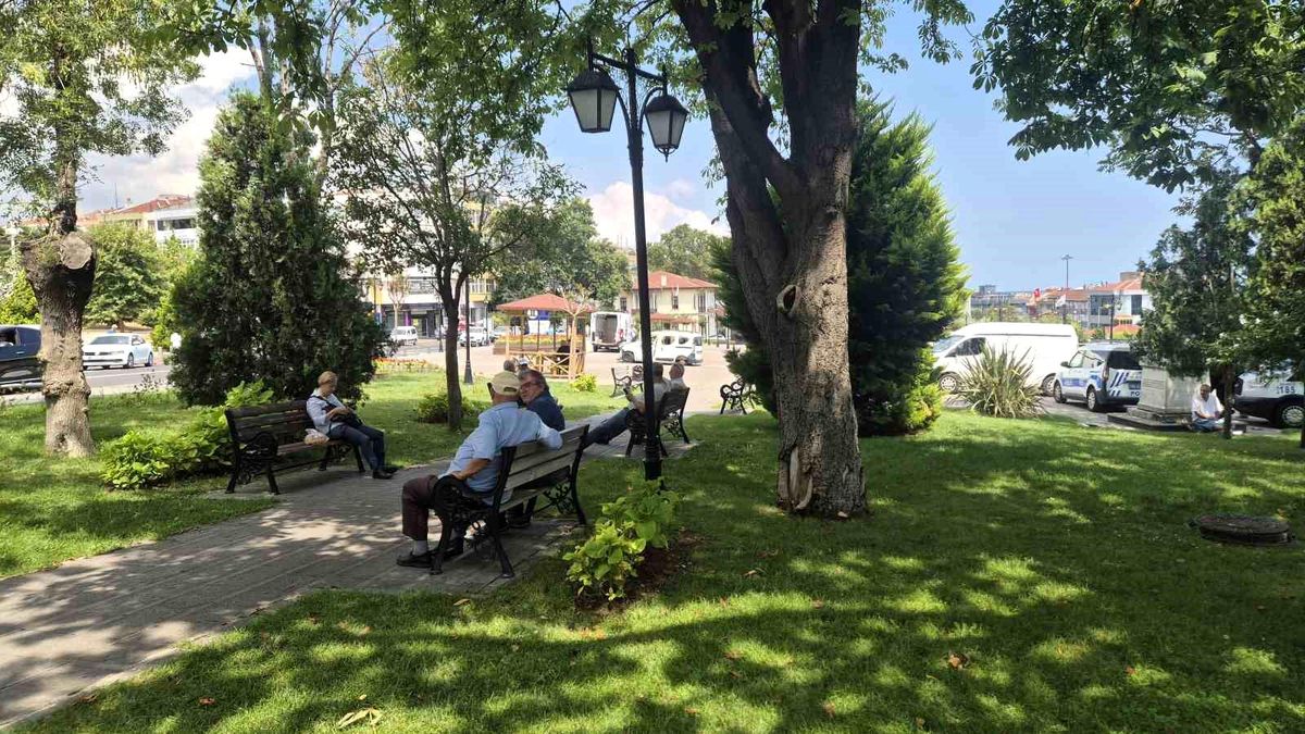 Tekirdağ\'da Sıcak Hava Vatandaşları Gölgede Topladı