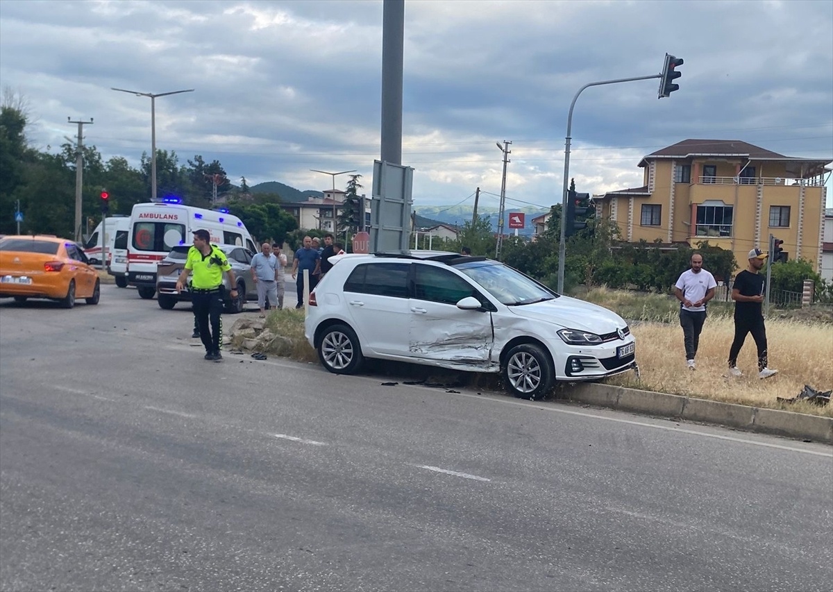 Niksar\'da Trafik Kazası: 3 Yaralı