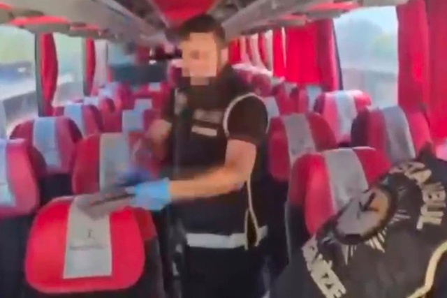 Tuzla'da durdurulan otobüsten cephanelik çıktı: 120 silah ele geçirildi