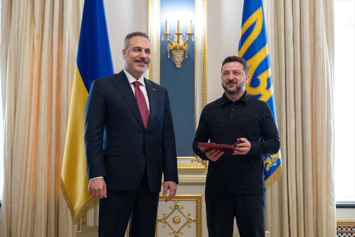 Zelenskiy\'den Fidan\'a Liyakat Nişanı