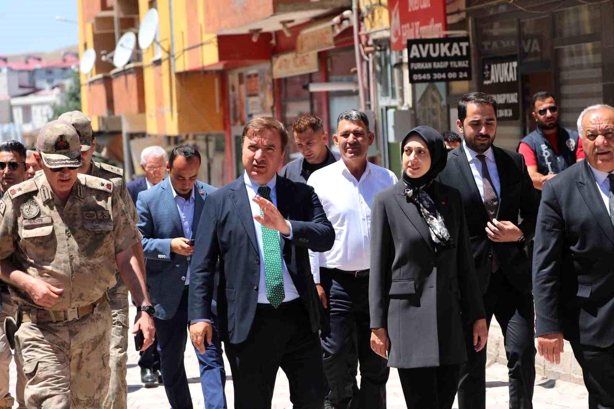 Vali Aydoğdu Tercan\'da Esnafla Buluştu