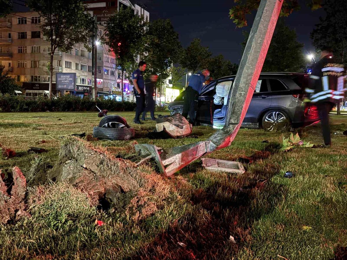 Virajı alamayan SUV tarzı araç aydınlatma direğini yerinden söktü: 1 yaralı